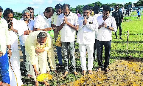 மாநாட்டு முகப்பு பகுதியில் 100 அடி உயர கொடிக்கம்பம் அமைக்கும் பணியை பொதுச்செயலாளர் புஸ்சி ஆனந்த் பூமி பூஜை செய்து தொடங்கி வைத்த காட்சி.