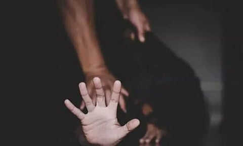 கை கால்கள் கட்டப்பட்ட நிலையில் 'சாலை'யில் கிடந்த சிறுமி.. கூட்டுப் பலாத்கார கோரம்
