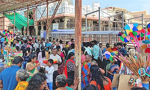 திருச்செந்தூர் சுப்பிரமணிய சுவாமி கோவிலில் ஆயிரக்கணக்கான பக்தர்கள் தரிசனம்
