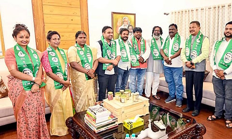 ஜார்க்கண்டில் ஹேமந்த் சோரன் கட்சியில் இணைந்த பா.ஜ.க. முன்னாள் ஏம்.எல்.ஏ.-க்கள், தலைவர்கள்
