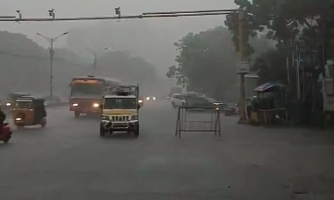 தீபாவளிக்கு குட்டி பிரேக்.. சென்னை புறநகர் பகுதிகளில் கனமழை