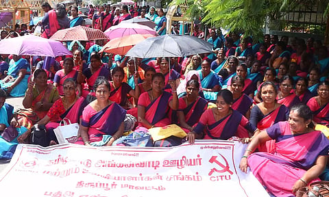 திருப்பூர் கலெக்டர் அலுவலகம் முன்பு அங்கன்வாடி ஊழியர்கள் 2-வது நாளாக காத்திருப்பு போராட்டம்