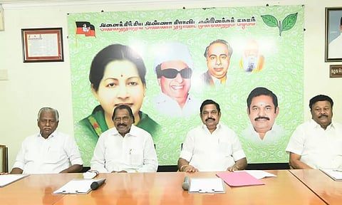 எடப்பாடி பழனிசாமி தலைமையில் மாவட்ட செயலாளர்கள் கூட்டம்