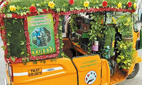 மக்களை கவரும் நடமாடும் `நந்தவனம்' - ஆட்டோ டிரைவரின் முயற்சிக்கு குவியும் பாராட்டுகள்