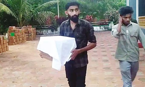 சபியாவின் எலும்புகளை ஒரு வாலிபர் அட்டைப்பெட்டியில் வைத்து எடுத்து வந்த காட்சி.