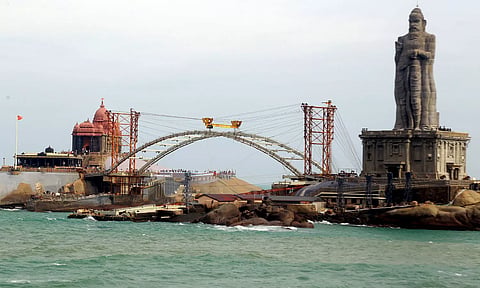 வெள்ளிவிழா கொண்டாட்டத்திற்கு தயாராகிறது குமரி திருவள்ளுவர் சிலை- இறுதி கட்டத்தை எட்டிய கூண்டு பால பணி