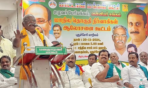  கூட்டத்தில் வன்னியர் சங்க தலைவர் பு.தா.அருள்மொழி பேசிய காட்சி.