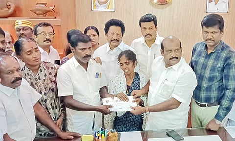 கொலை செய்யப்பட்ட ஆசிரியை குடும்பத்திற்கு அரசு சார்பில் ரூ.5 லட்சம் நிவாரணம்- அமைச்சர் வழங்கினார்