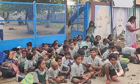நாமக்கல் அருகே ஆசிரியர்கள் இல்லாததால் மாணவர்கள் போராட்டம்