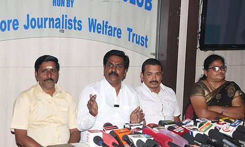 நாம் தமிழர் கட்சியில் இருந்து விலகிய நிர்வாகிகள் பேட்டி அளித்தபோது எடுத்தப்படம்