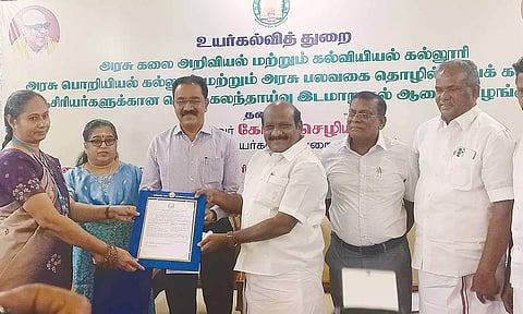 மதுரை மீனாட்சி கல்லூரியில் அரசு கல்லூரி ஆசிரியர்களுக்கான பணியிட மாறுதல் ஆணையை உயர்கல்வித்துறை அமைச்சர் கோவி செழியன் வழங்கினார்.