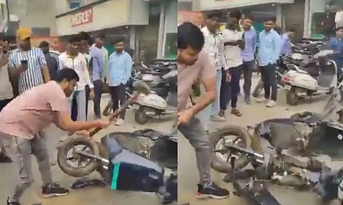 ரிப்பேருக்கு ரூ.90,000.. ஓலா ஷோரூம் வாசலில் இ-ஸ்கூட்டரை சுத்தியலால் நொறுக்கித் தள்ளிய நபர் - வீடியோ