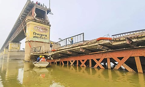 உத்தரபிரதேசத்தில் 150 ஆண்டு பழமை வாய்ந்த பாலம் இடிந்தது