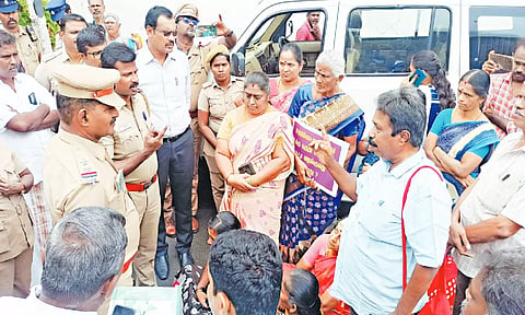 திருப்பூரில் பட்டா வழங்க கோரி பொதுமக்கள் நடுரோட்டில் அமர்ந்து தர்ணா
