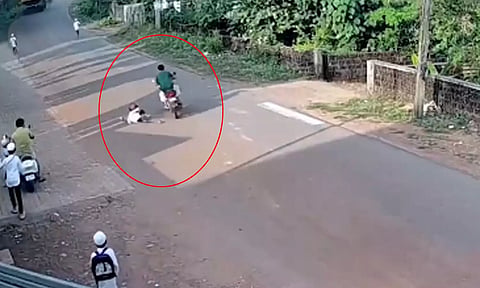 சாலையை கடந்த சிறுவன் மீது மோதிய பைக்... அதிர்ச்சியூட்டும் வீடியோ