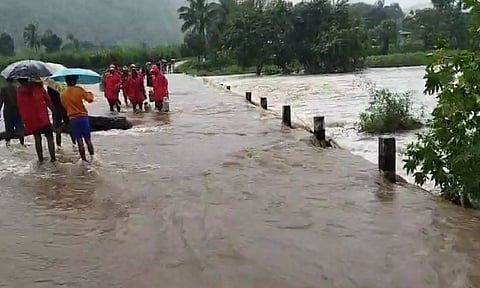 தருமபுரியில் வெளுத்து வாங்கிய கனமழை: அரூர் செலம்பை தரைப்பாலம் மூழ்கியது