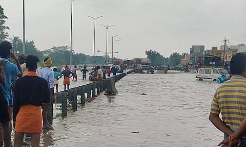 விழுப்புரத்தில் சென்னை-திருச்சி தேசிய நெடுஞ்சாலை துண்டிப்பு
