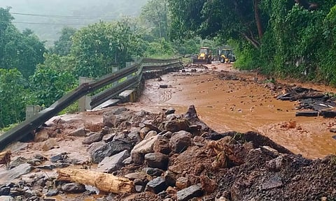 சேறும், சகதியுமாக மாறிய ஏற்காடு மலைப்பாதை