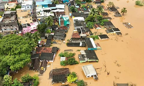 கிருஷ்ணகிரி, தருமபுரி மாவட்டங்களில் கொட்டிய கனமழை- ஏரிகள் நிரம்பி வழிந்ததால் 22 கிராமங்கள் துண்டிப்பு