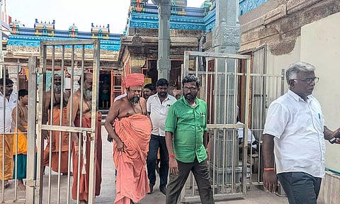 ஆய்வுக்கு பின் குழுவினர் கோவில் கருவறையில் இருந்து வெளியே வந்த காட்சி.