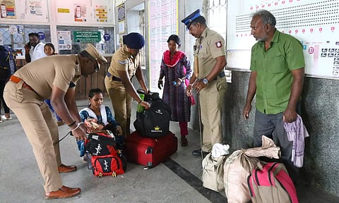 திருப்பூர் ரெயில் நிலையத்தில் போலீசார் சோதனையில் ஈடுபட்ட காட்சி.