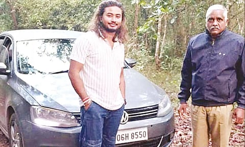 'கூகுள் மேப்' பார்த்து காரில் சென்ற சுற்றுலா பயணிகள் நடுக்காட்டில் சிக்கி தவிப்பு- போலீசார் மீட்டனர்