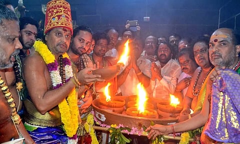 அண்ணாமலையார் கோவிலில் பரணி தீபம் ஏற்றம்: லட்சக்கணக்கான பக்தர்கள் பங்கேற்பு