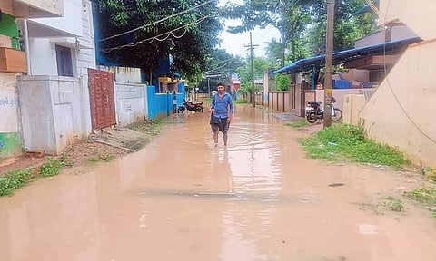 மீனவர்கள் கடலுக்கு செல்லவில்லை: டெல்டா மாவட்டங்களில் 3-வது நாளாக இடைவிடாமல் கொட்டும் கனமழை