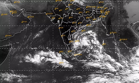 காற்றழுத்த தாழ்வு பகுதி தீவிரம் அடைகிறது- சென்னை உள்பட 7 மாவட்டங்களில் மிக கனமழை எச்சரிக்கை