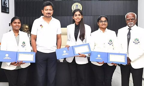 உலக கேரம் போட்டியில் வென்ற வீராங்கனைகளுக்கு பரிசுத்தொகை வழங்கினார் துணை முதல்வர் உதயநிதி