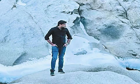 போட்டோவுக்கு 'போஸ்' கொடுத்தபோது ஆற்றில் அடித்து செல்லப்பட்டு உயிரிழந்த தொழிலதிபர்