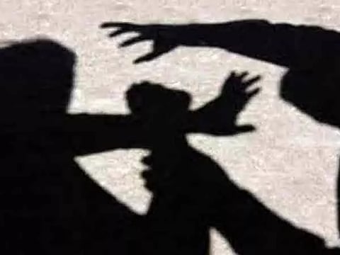 பள்ளிக்கு அழைத்துச் செல்வதாக கூறி மாணவியை தன் வீட்டுக்கு அழைத்துச் சென்று பாலியல் தொல்லை- ஆட்டோ டிரைவர் கைது