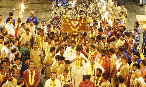 மண்டல பூஜையின் சிறப்பு- சபரிமலைக்கு புறப்பட்ட தங்க அங்கி ஊர்வலம்