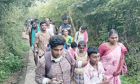 மலை பாதைகளில் நடந்து சென்ற பக்தர்கள்