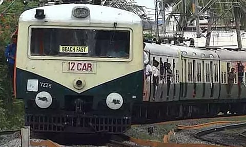 புறநகர் ரெயில் சேவை நாளை ஞாயிறு அட்டவணைப்படி இயங்கும்: தெற்கு ரெயில்வே