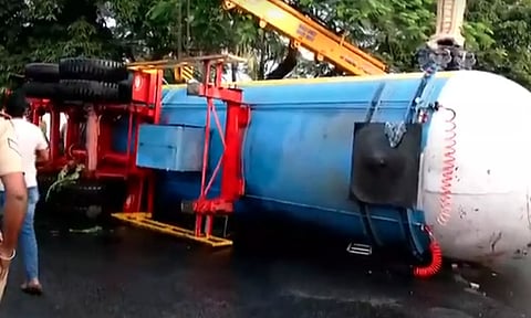 கேஸ் டேங்கர் லாரி விபத்து- கோவையில் பள்ளிகளுக்கு விடுமுறை அறிவிப்பு