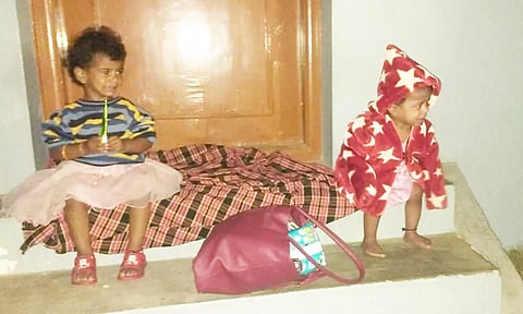 ஆதரவற்றோர் விடுதி அருகே 2 பெண் குழந்தைகளை விட்டு சென்றனர்- கல் நெஞ்சம் படைத்தவர்கள் யார்?