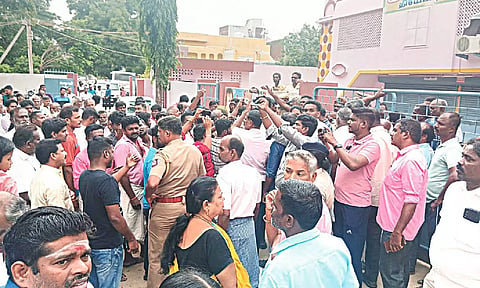 விடுதலைப்புலிகள் இயக்கத்திற்கு ஆதரவான திரைப்படம் வெளியிட `திடீர்' தடை: போலீசாருடன் வாக்குவாதம்