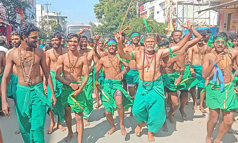 திருச்செந்தூர் கோவிலில் பல்லாயிரக்கணக்கான பக்தர்கள் குவிந்தனர்