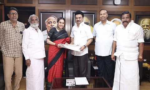 திமுகவில் இணைந்தார் சத்யராஜ் மகள்