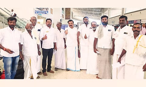 டெல்லி புறப்பட்டு சென்ற விவசாய சங்க பிரமுகர்கள்