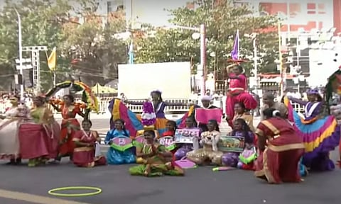 குடியரசு தின விழா- சிறப்பாக நடைபெற்ற பள்ளி, கல்லூரி மாணவிகளின் கண்கவர் கலை நிகழ்ச்சி