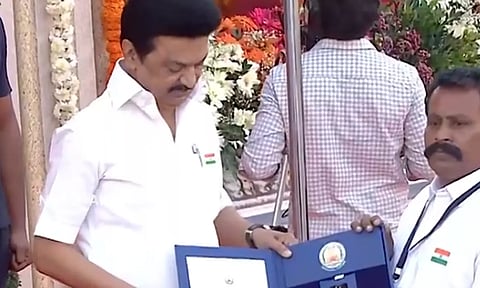 ராமநாதபுரம் அமீர் ஹம்சாவுக்கு மத நல்லிணக்கத்துக்கான பதக்கம்- முதலமைச்சர் வழங்கினார்