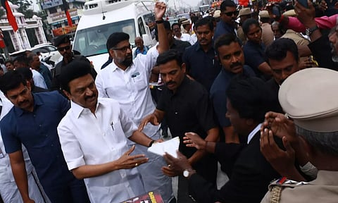 சாலையில் நடந்து சென்று பொதுமக்களிடம் மனுக்களை பெற்ற முதலமைச்சர்