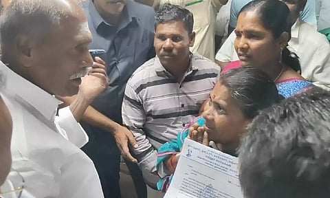 மீனவர்கள் மீது துப்பாக்கி சூடு: முதலமைச்சர் ரங்கசாமியிடம் கண்ணீருடன் கதறிய உறவினர்கள்
