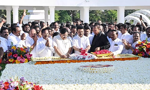 அமைதி பேரணி சென்று அண்ணா நினைவிடத்தில் மரியாதை செலுத்தினார் மு.க.ஸ்டாலின்