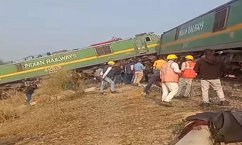 VIDEO: உ.பி.யில் சரக்கு ரெயில்கள் மோதி விபத்து- போக்குவரத்து பாதிப்பு