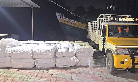 தூத்துக்குடி வழியாக இலங்கைக்கு கடத்த முயற்சி- ரூ.1 கோடி மதிப்பிலான பீடி இலை, வெளிநாட்டு சிகரெட் பறிமுதல்