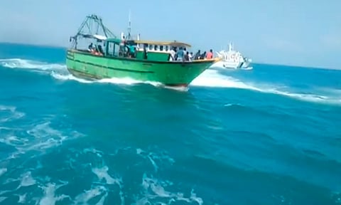 ராமேஸ்வரம் மீனவர்கள் 14 பேர் கைது- இலங்கை கடற்படை அட்டூழியம்