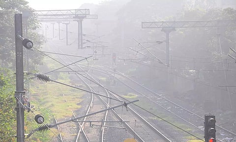 சேலத்தில் சாரல் மழை போல் கொட்டிய பனி- குளிரில் நடுங்கிய மக்கள்